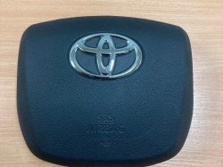 Airbag on the steering wheel of the Hilux-2016