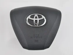Airbag on the steering wheel of the Camry-2015