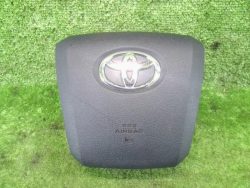 Airbag on the steering wheel of the Prius-2016